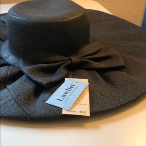 Wide-brimmed black sun hat!